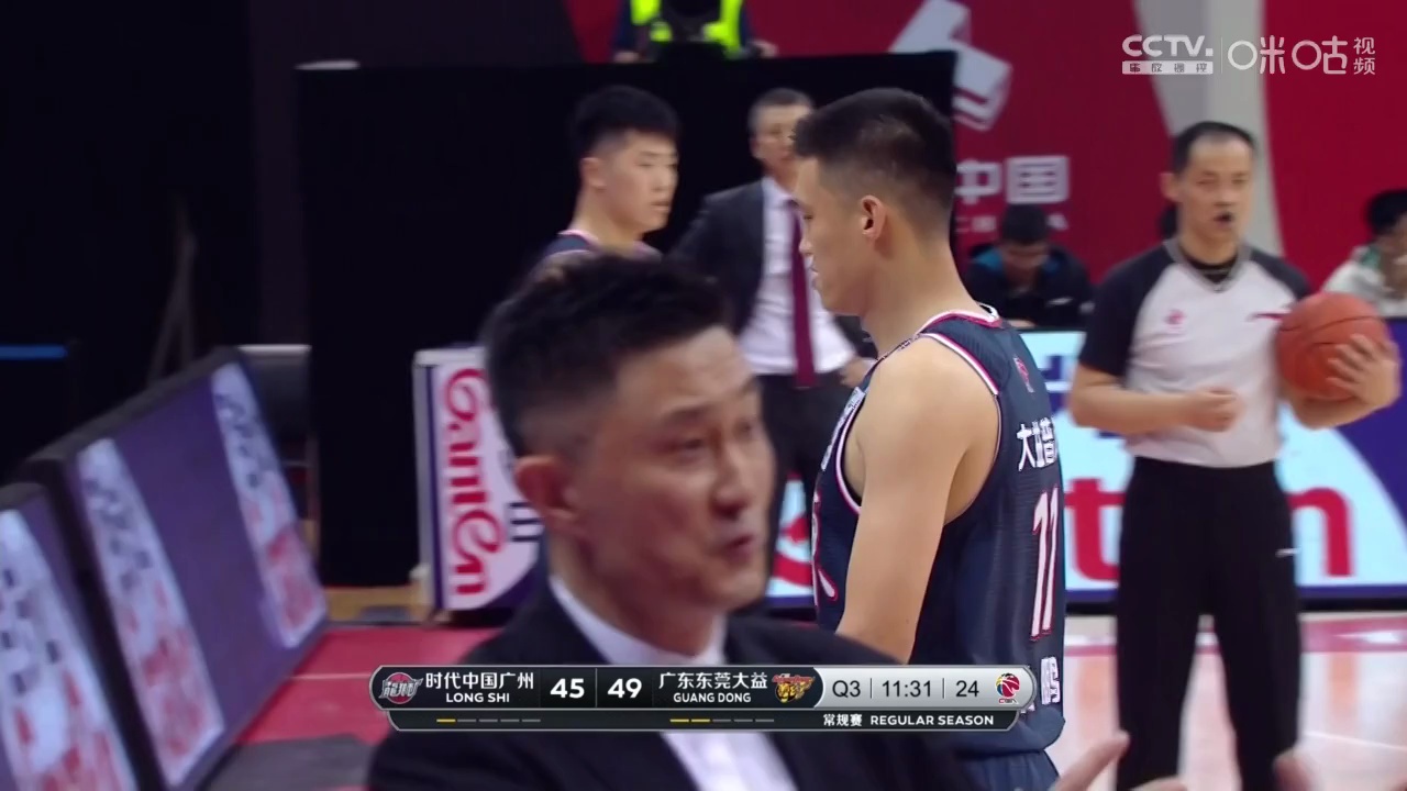张昊双手炸框隔扣哈斯这球太硬了