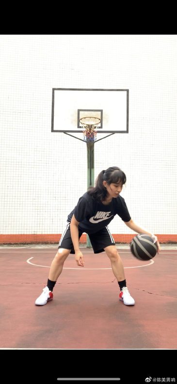 求分享女生打球照片