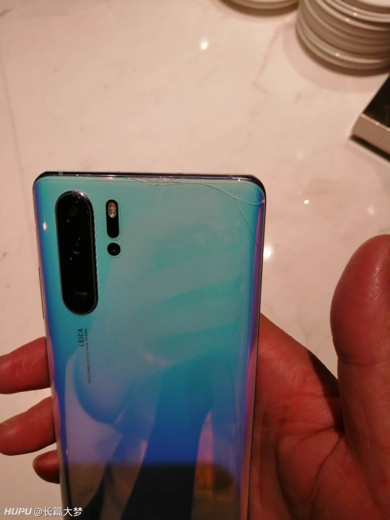 p30pro碎屏图片,华为p30pro碎屏图片 p30pro天空之境后壳碎啦
