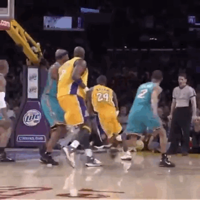 老詹这记背扣再次致敬科比,真爱啊