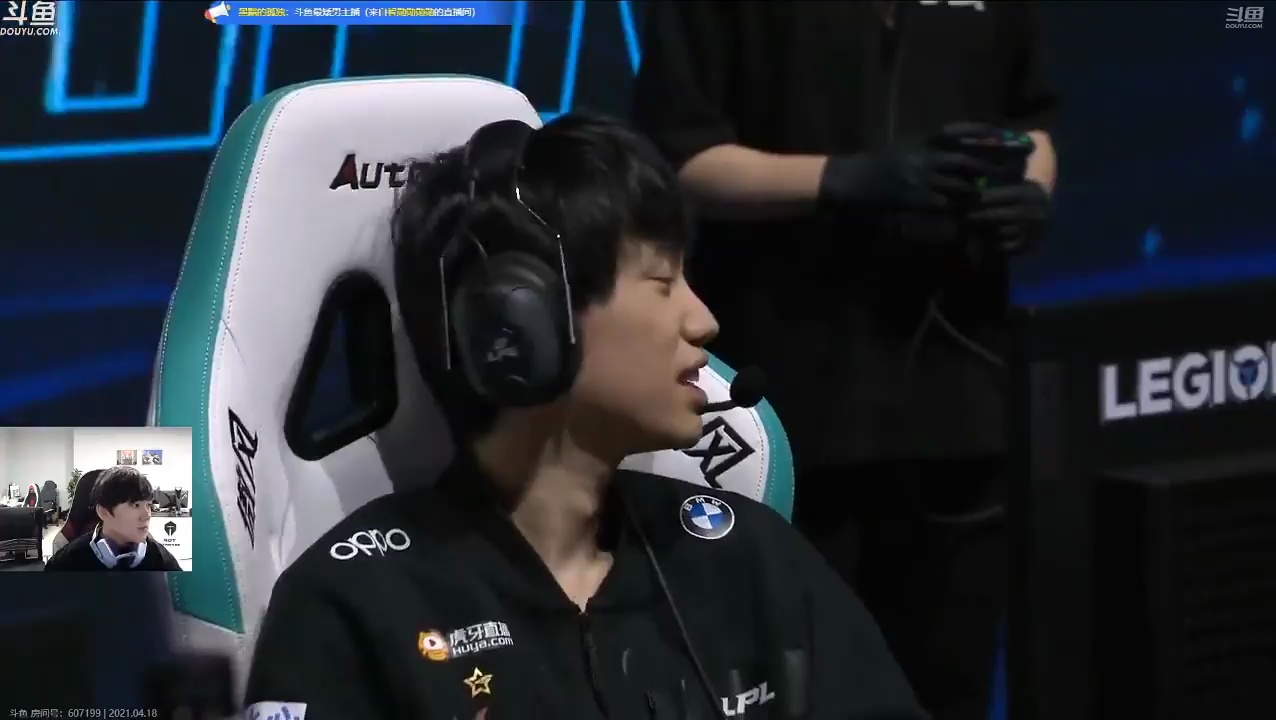 直播jackeylove大眉发型帅他现在很懂镜头切过来就把眉毛藏起来