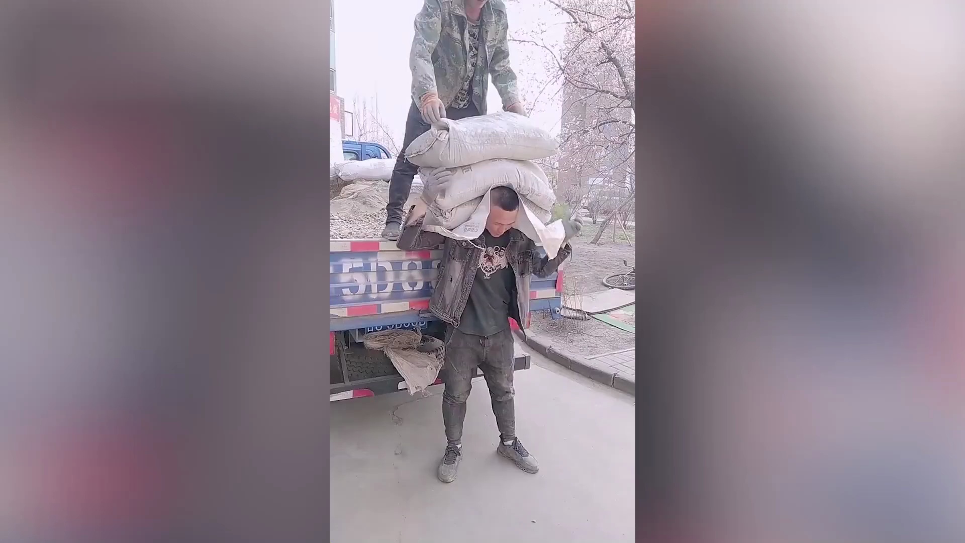 男子一次背近百块砖上楼一家6人得靠我吃饭