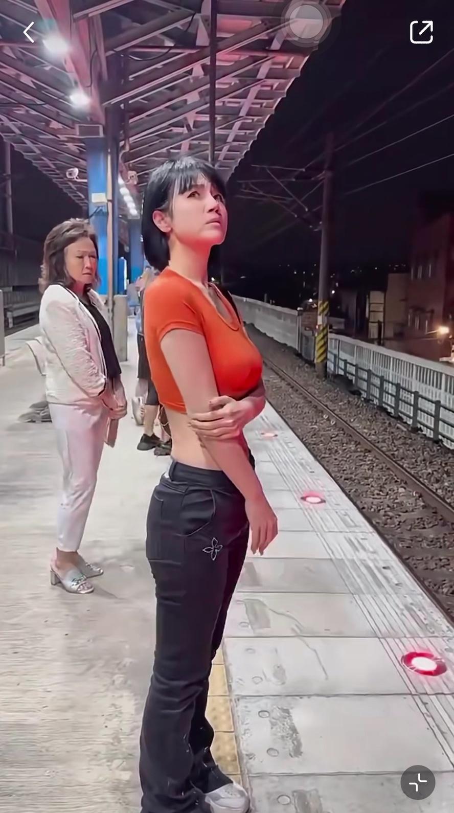 video-poster