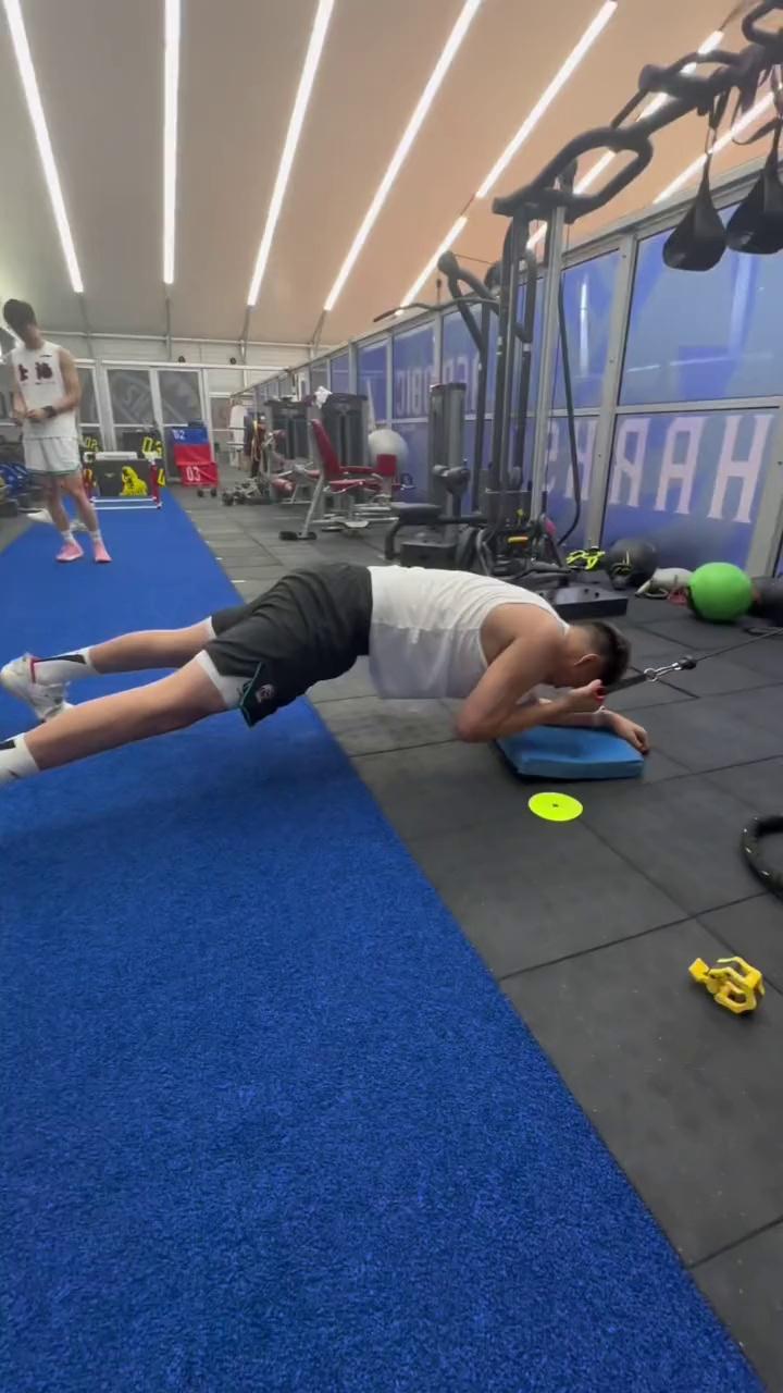 上海男篮闫鹏飞社媒分享休赛期体能训练日常