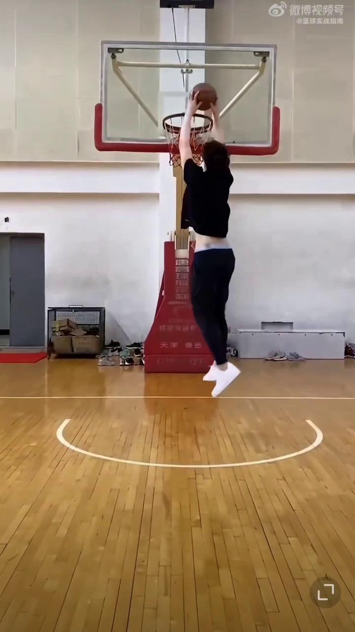 王哲林教你如何在篮球场上撩妹