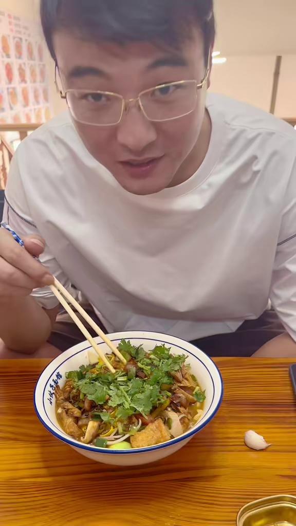 这么爱!张大宇晒日常:又来吃面了,这一碗好过瘾