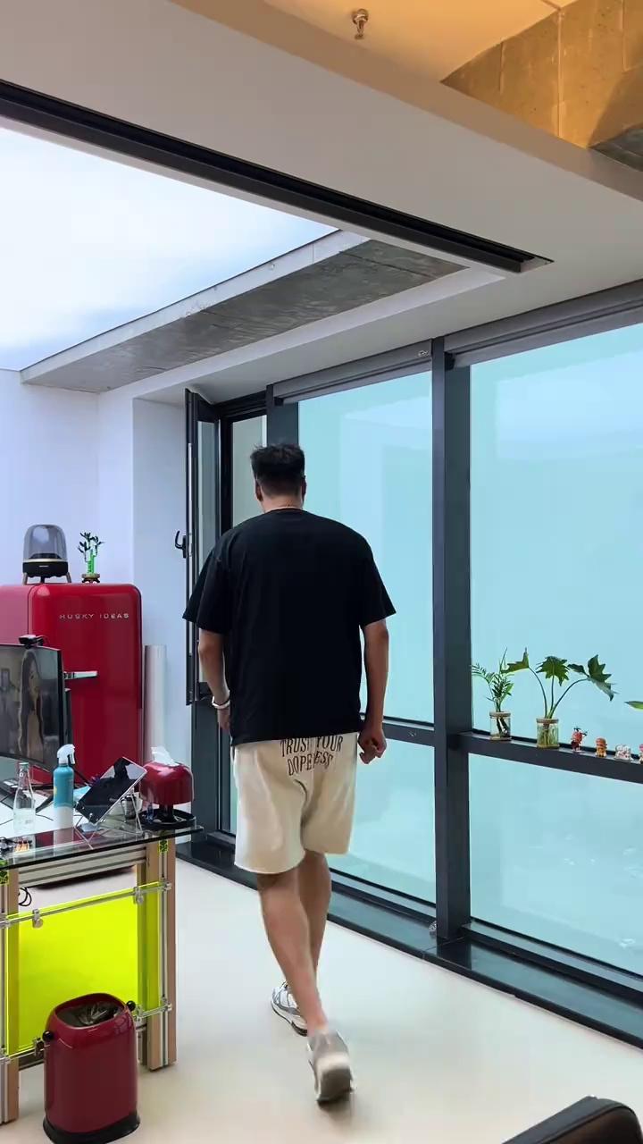 video-poster
