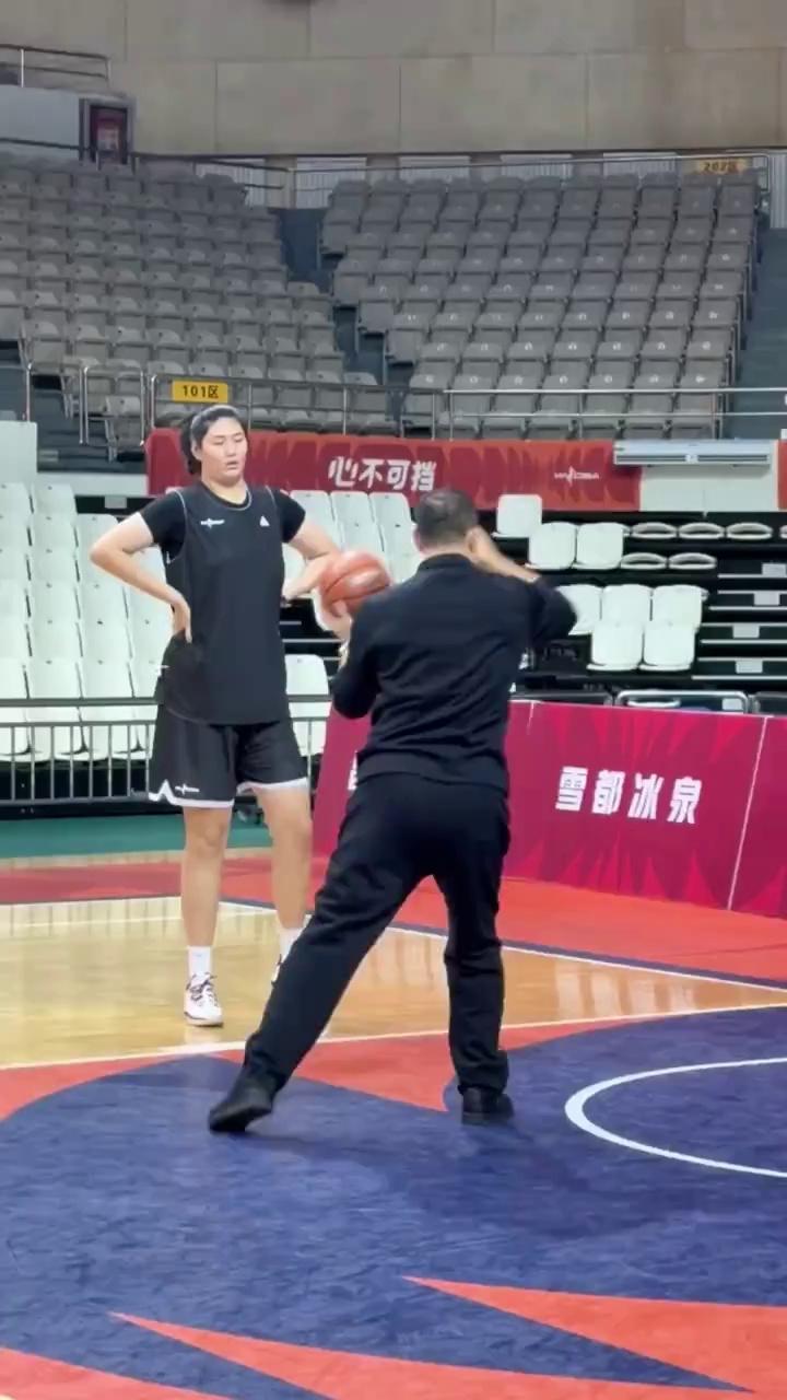 [流言板]山东女篮分享张子宇赛前训练片段：合练后迅速融入球队