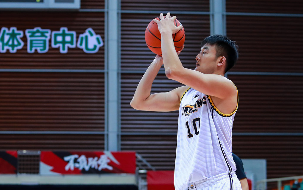 个人集锦丛明晨10记三分全场轰33分这回有胆了感谢你让球迷欣赏杨鸣的