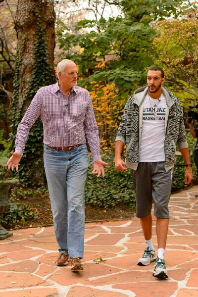 马克伊顿对比戈贝尔的身材