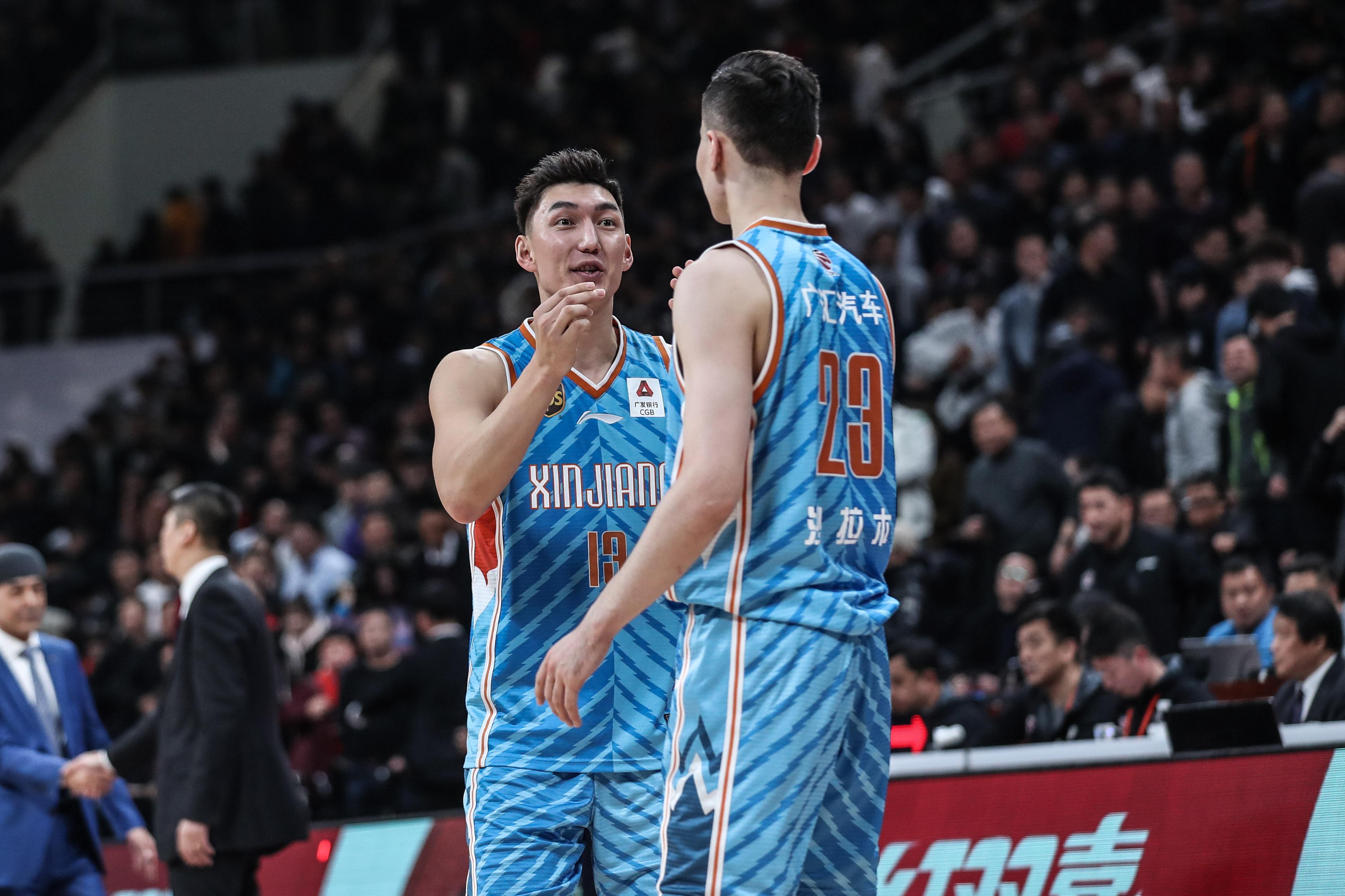 无兄弟不篮球可兰白克为队友身披双号球衣赵睿孙铭徽机场牵手