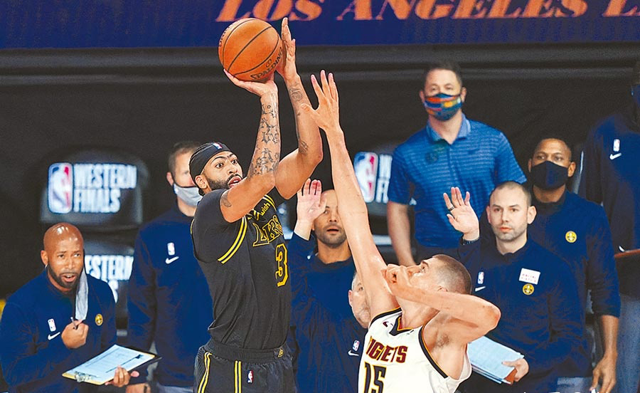 一年前的今天浓眉哥绝杀掘金西决g2最后21秒迎着约基奇投进绝杀球