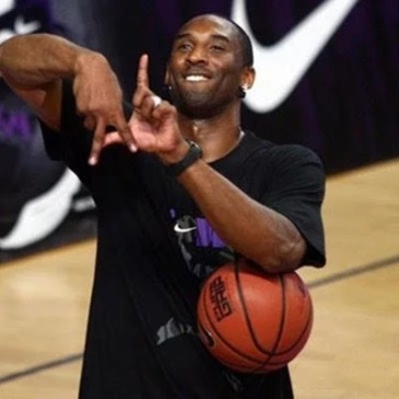 湖人粉丝统一拍照手势:湖人总冠军