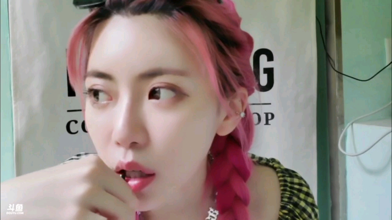 急急急谁知道周淑怡胸部的纹身是什么