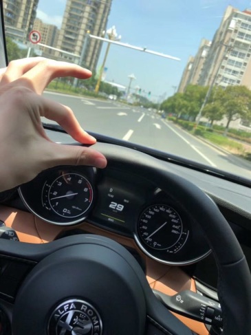 请问家人们,夏天都怎么开车摸方向盘的……请大家上图