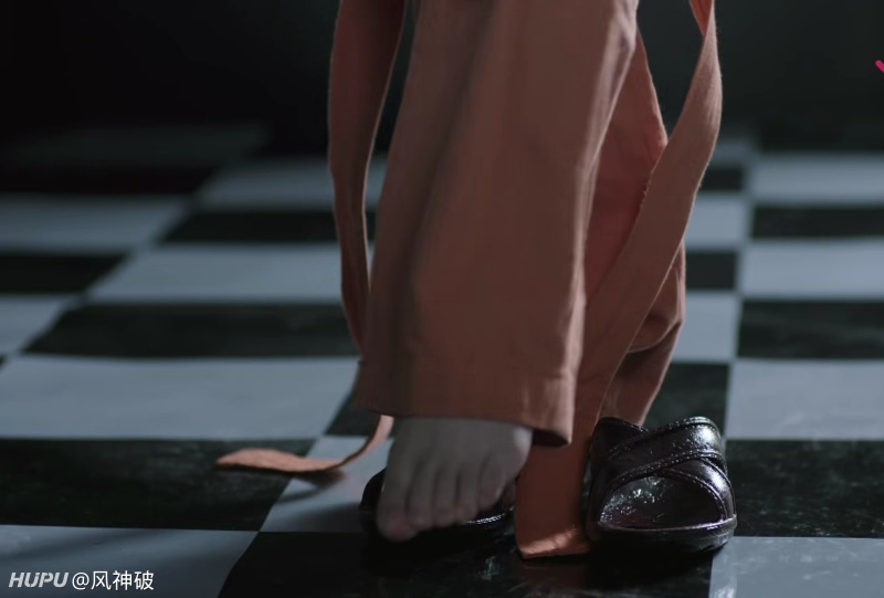 【一双翅膀】鞠婧祎的小脚丫真是实力抢镜阿.