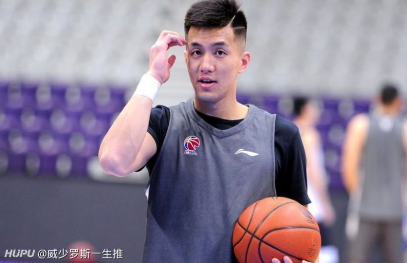 我怎么总觉得郭艾伦长得很像一个明星?