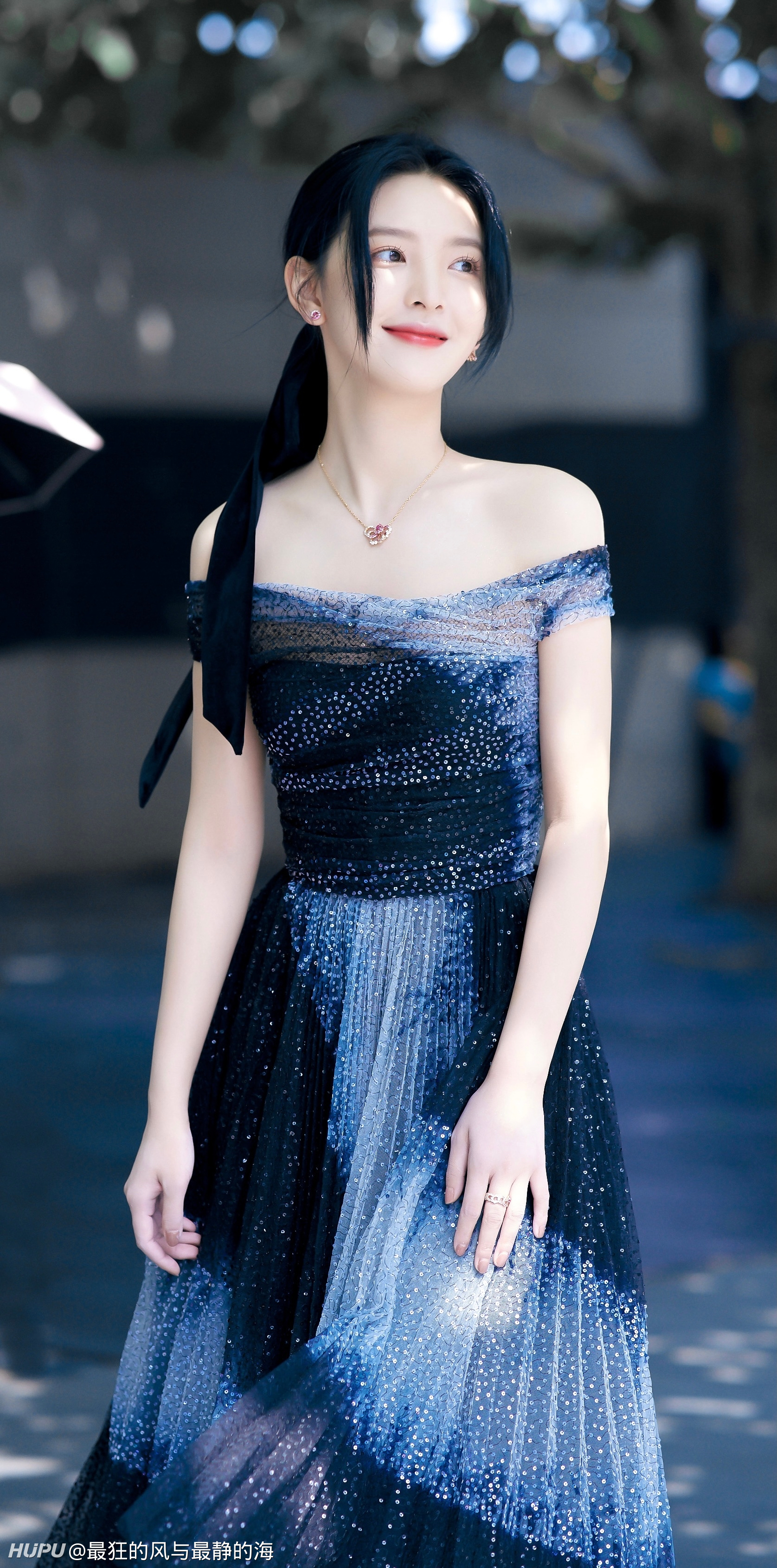 章若楠星光璀璨抹胸裙这身材大家给几分