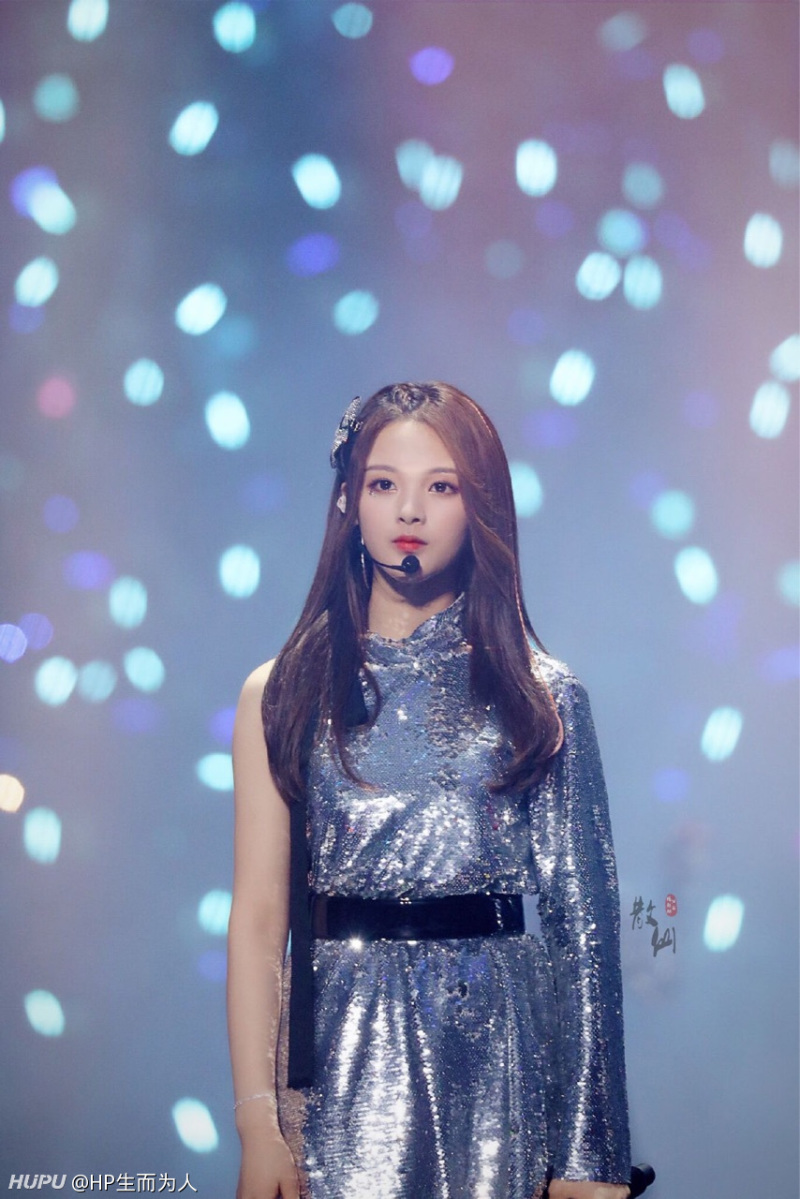 杨超越大胆舞台造型