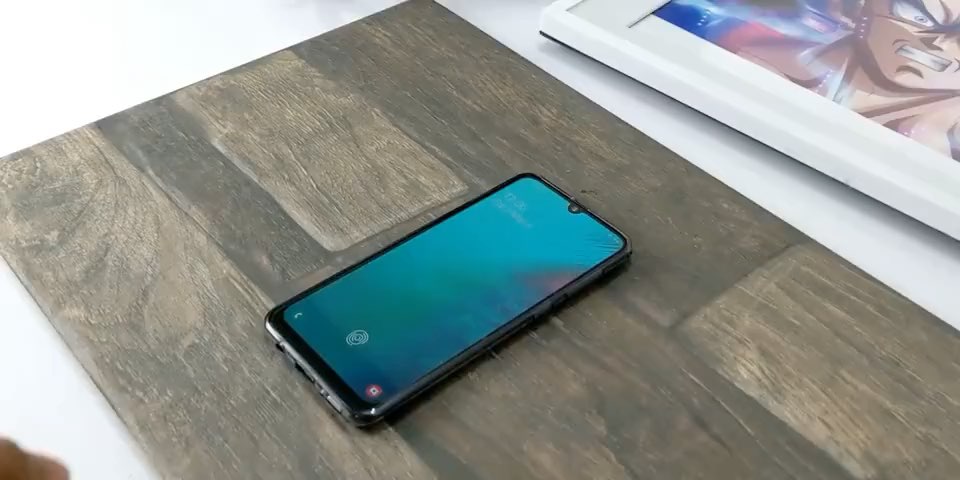 三星发布galaxya50中低端手机八核水滴屏4000mah大电池