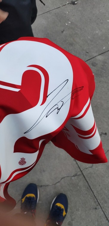 武磊签名时的照片