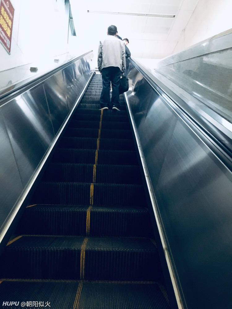 图片是上扶梯站在一边的路人