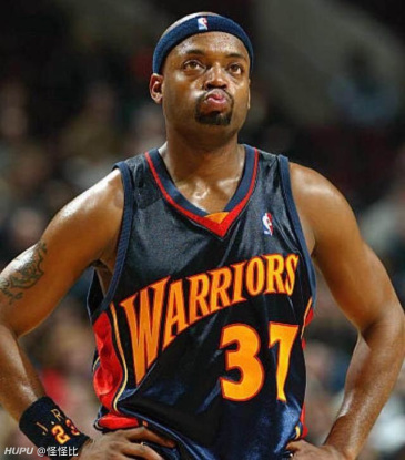 黑色球衣(实际是墨蓝) 橙色边 37号 有可能是勇士的范埃克塞尔 不过