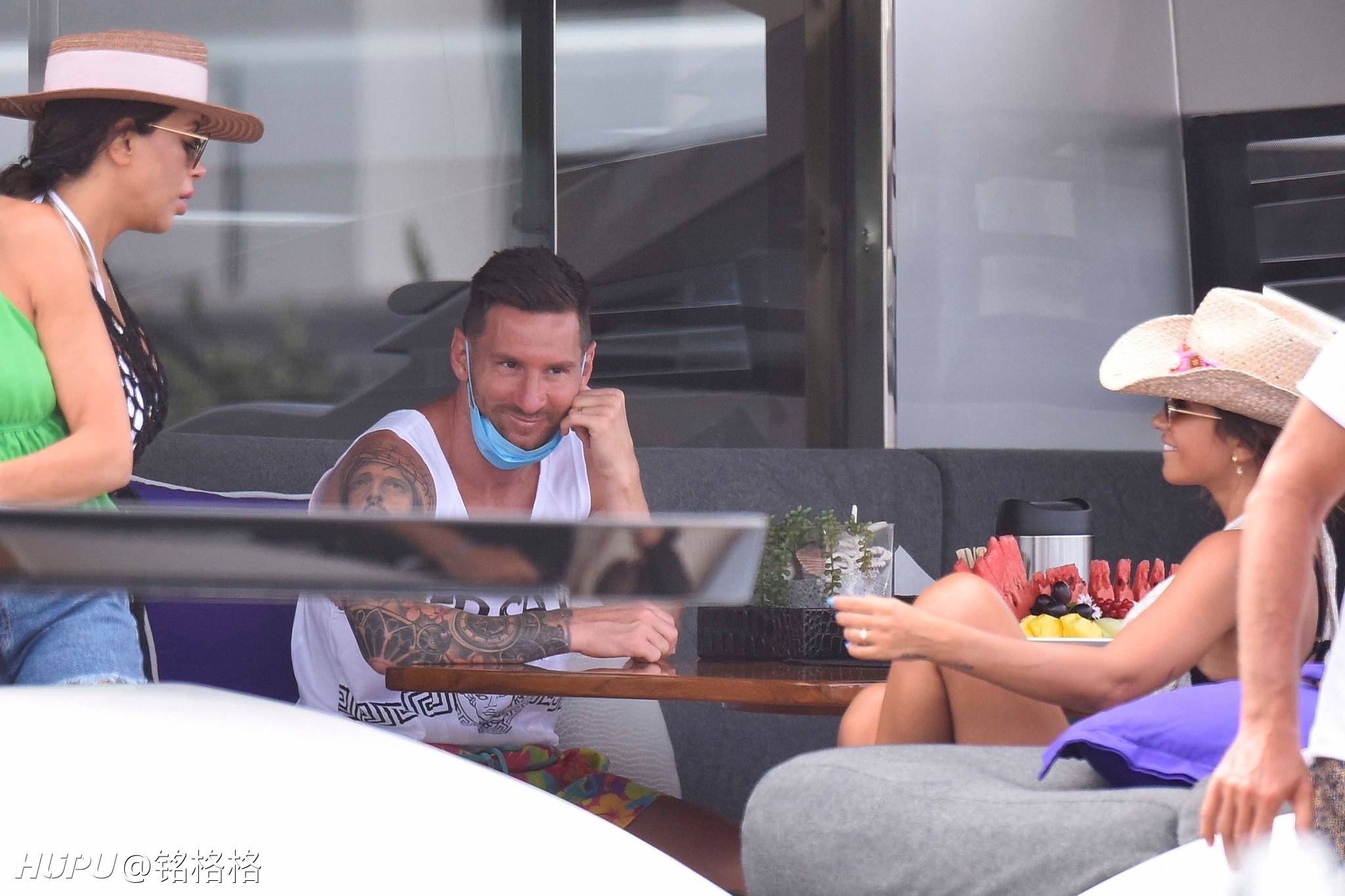 梅西度假组图躺在游艇上吃手手