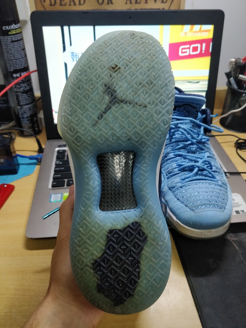 鞋底是水晶底(我的已经氧化了)鞋底还有标志logo,大碳板以及象征着北