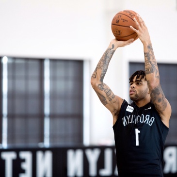 拉塞尔投篮丑吗,是不是左撇子给你的错觉啊,这是镜像后的姿势!