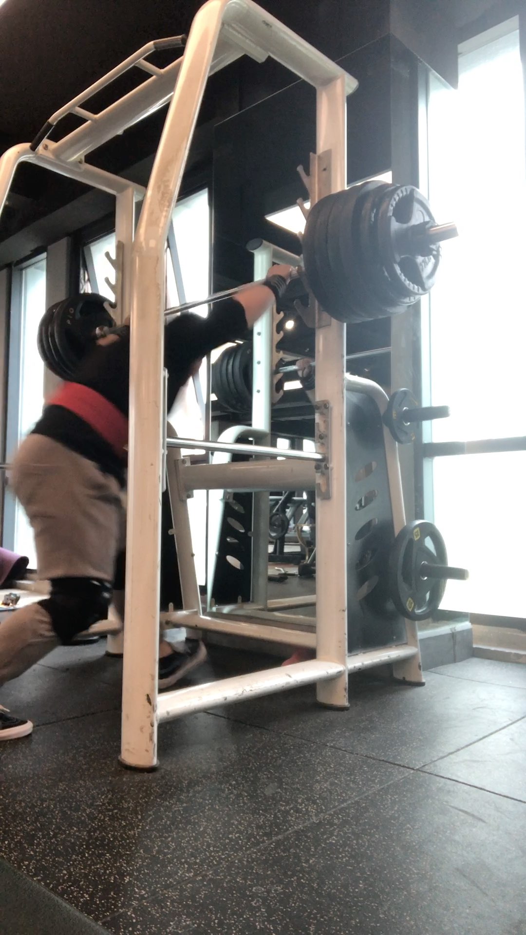 健身一年半深蹲230kg各位大神看看还行吗