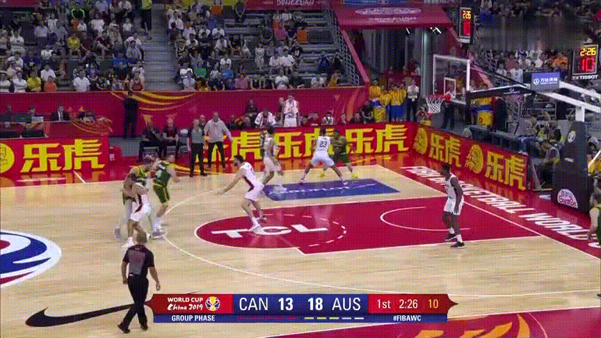 不懂就问,巴恩斯这球是传说中的soma步不?为什么会被吹走步?