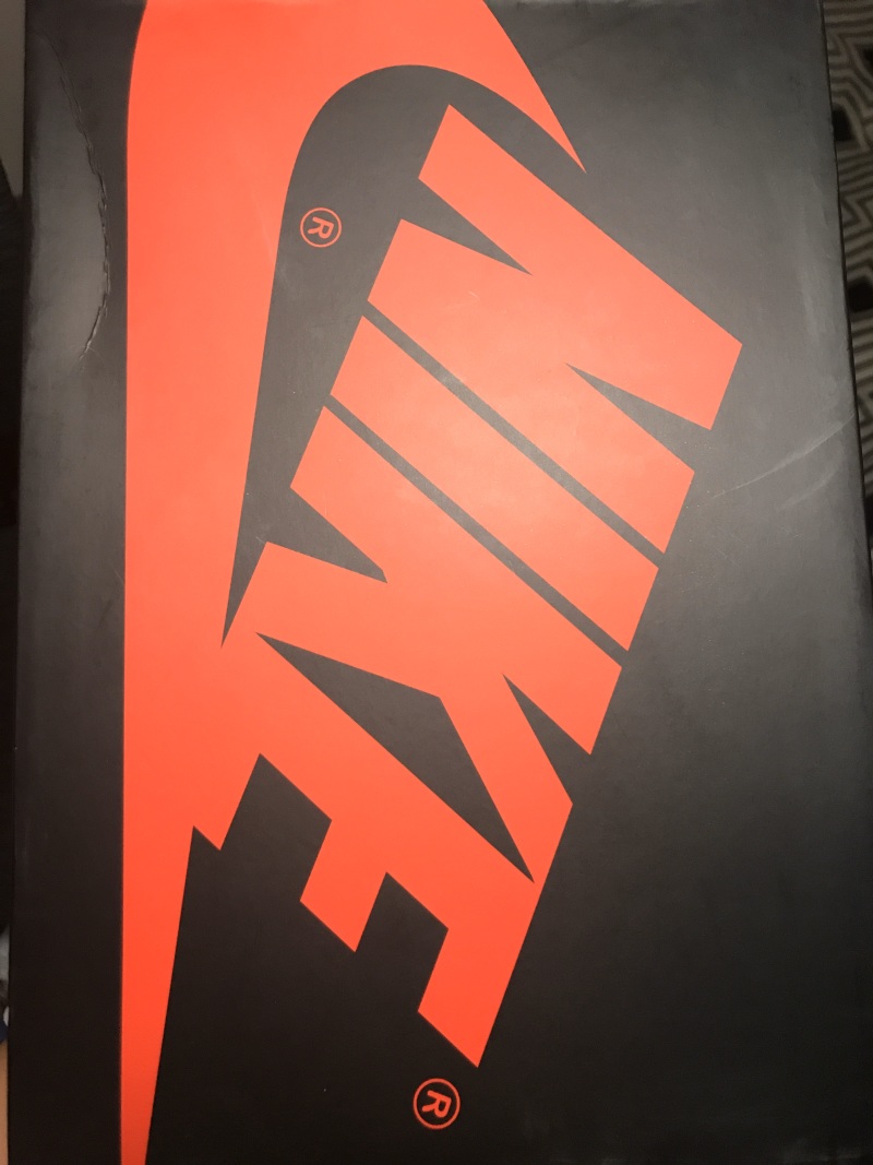 估计是因为号最大被压在底下鞋盒上有个褶皱,如果被送到nice可以过