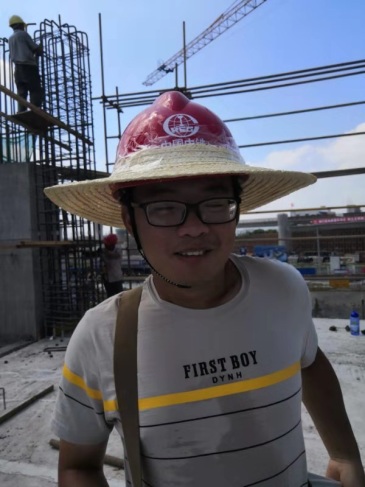 求最近很火的工地小哥喜感自拍那个图