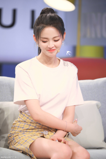 这娇憨的低头笑我能看一小时.