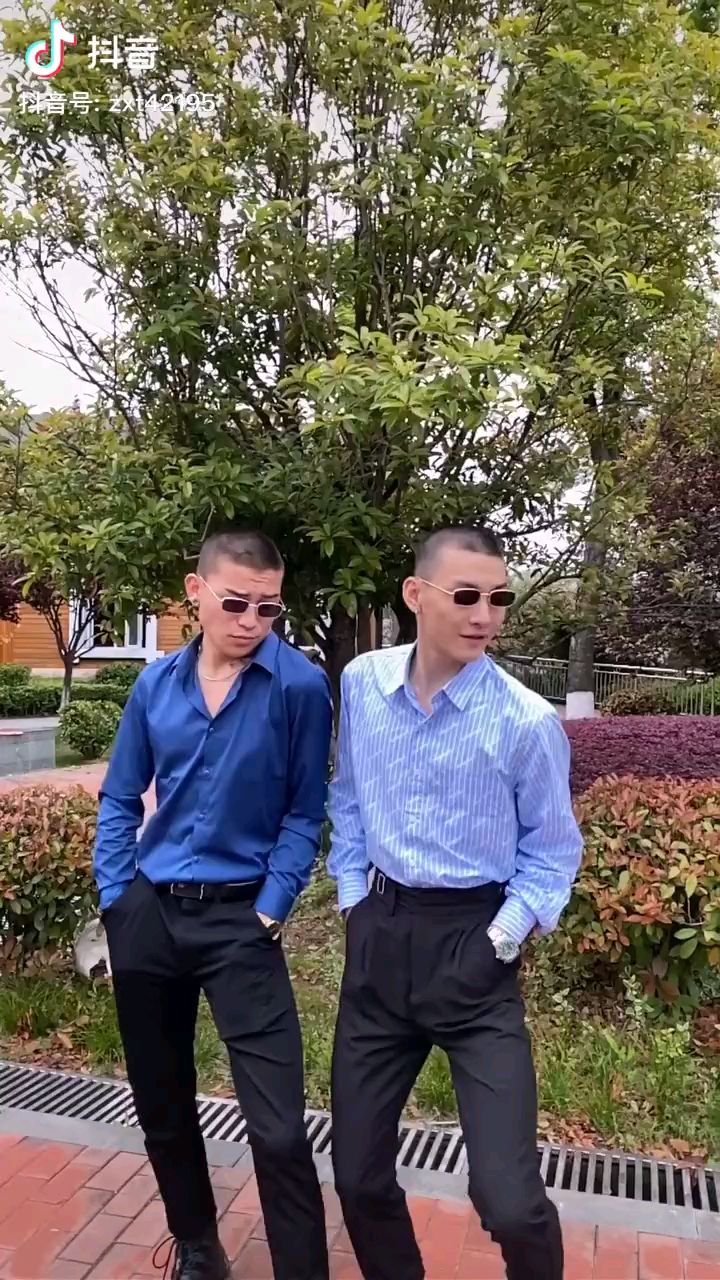 抖音上这个黄钰杰怎么火的啊感觉好尬啊