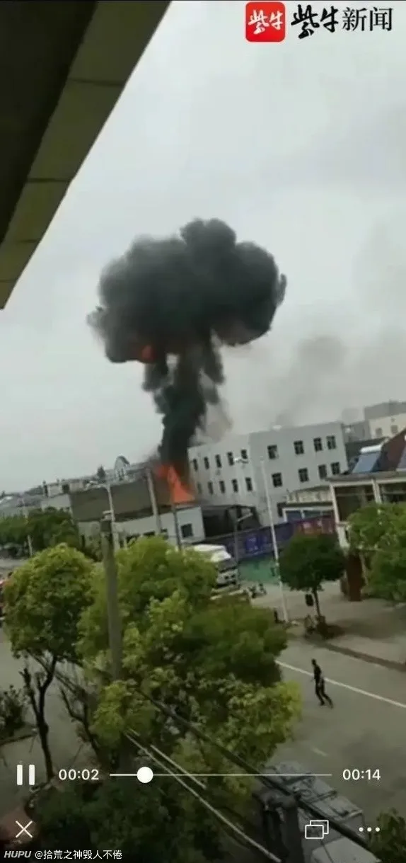 突发！江苏丹阳陵口镇一小作坊发生爆燃仍有二人被困！消防正全力施救