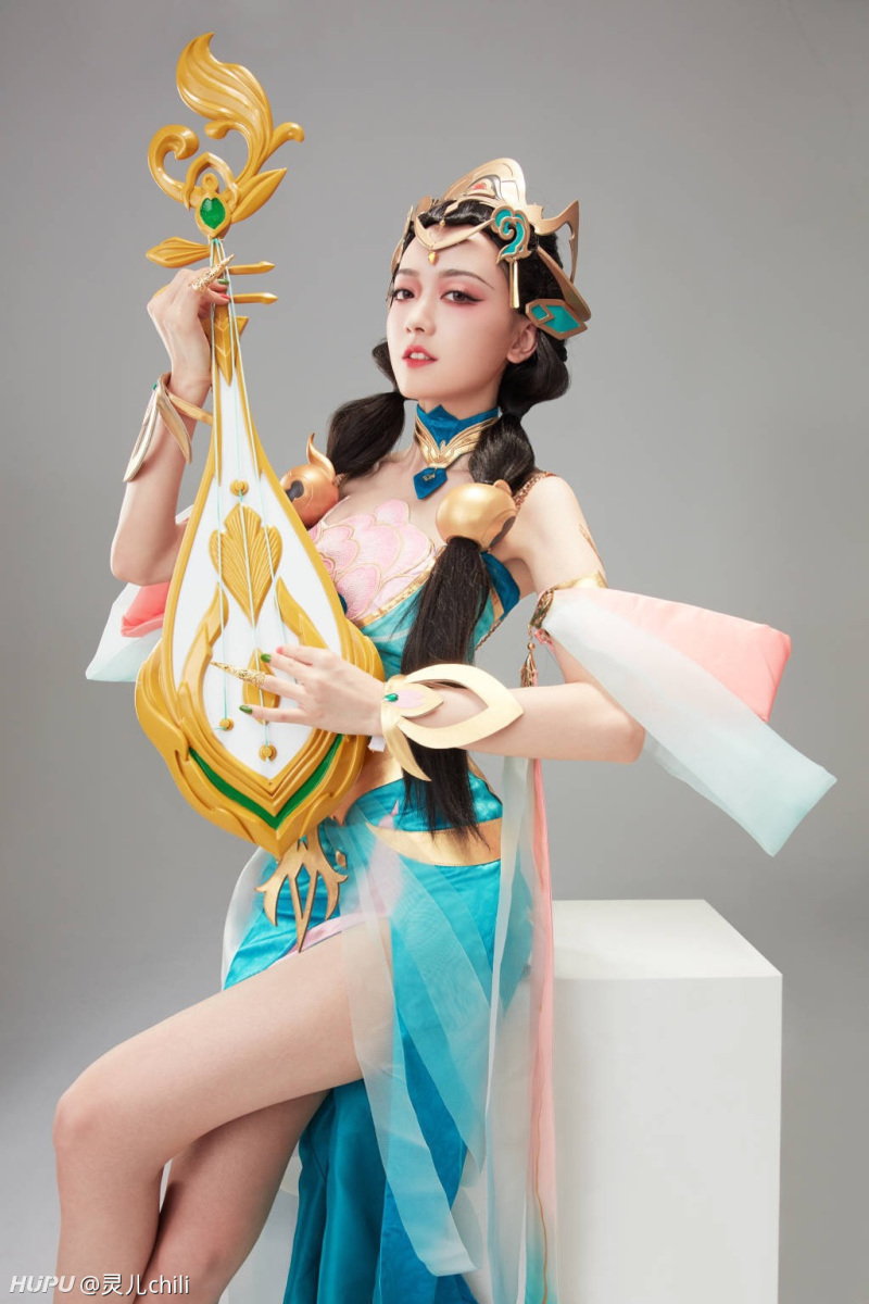 终于轮到我,我是解说灵儿～听到jrs的呼唤,今天来和大家互动送福利啦