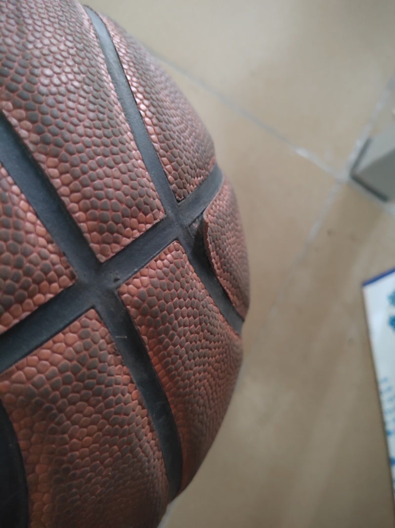 迪卡侬城市篮球掉皮了.