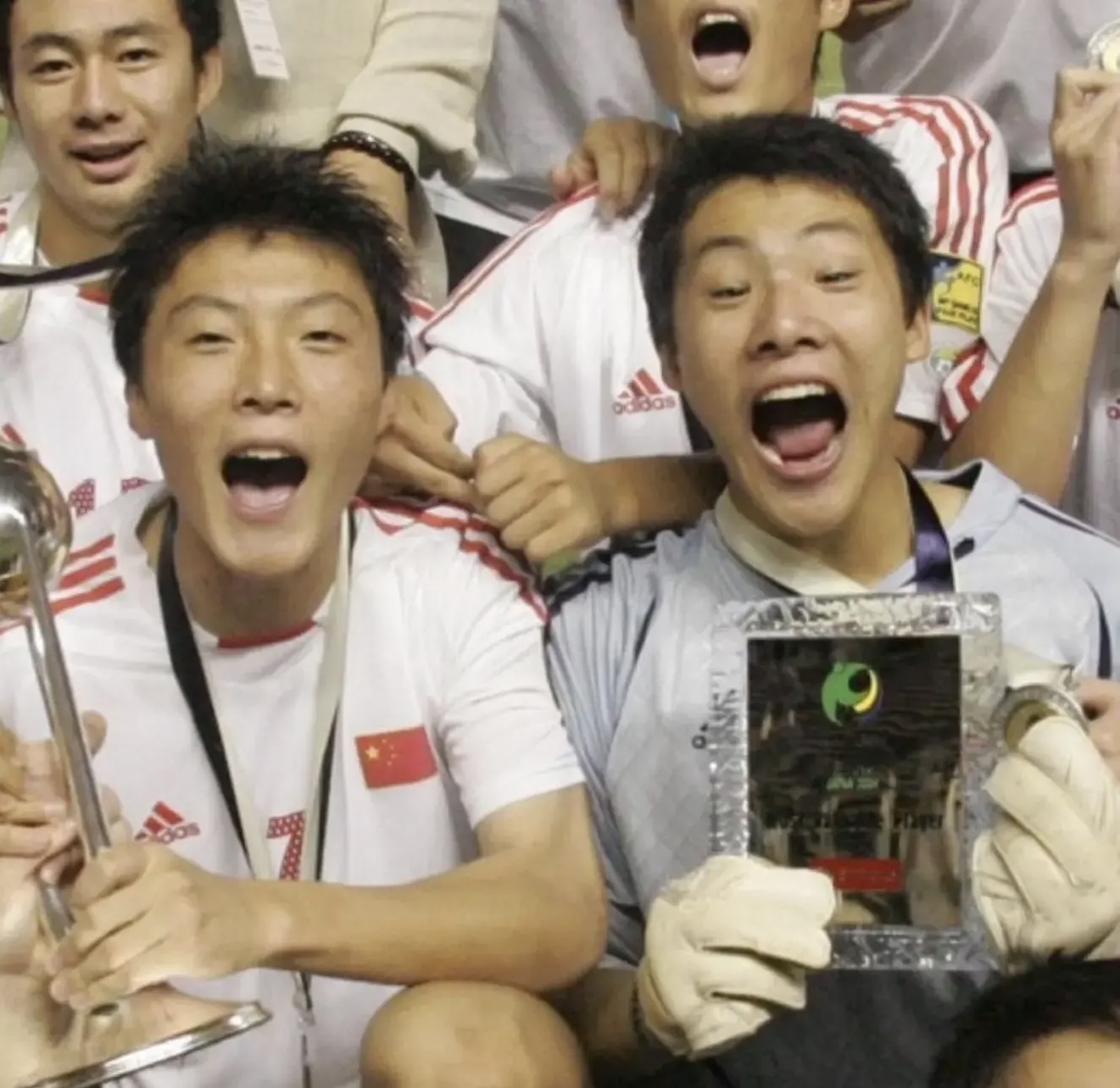 王大雷晒与于大宝04年亚少赛合影,谁的眼睛大?