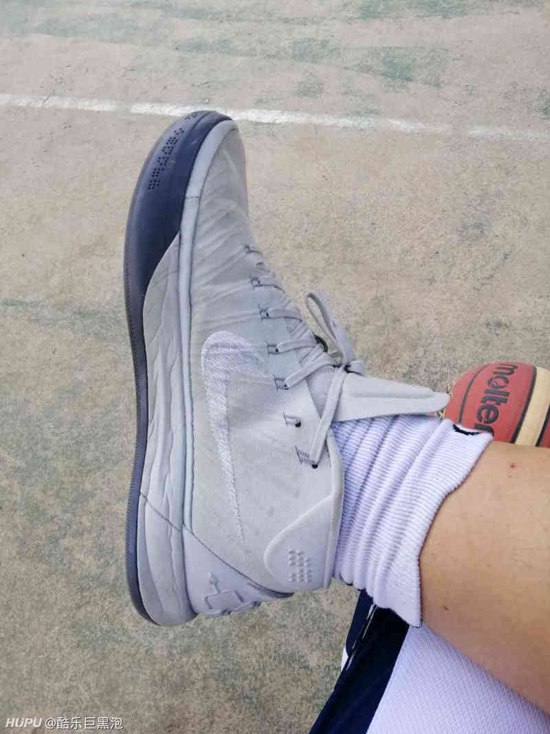 2,大脚趾处两个也不知怎么称呼的部位,大小差太多了,这做工