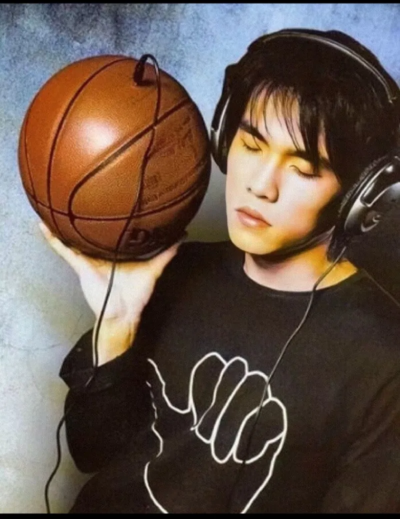 周杰伦第一张专辑《jay》不是没钱吗，为什么可以请到邝盛导演