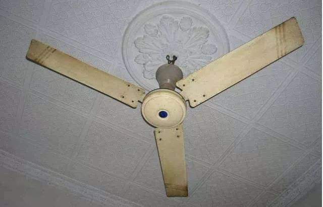 现在应该很少有人家里安装这种老式吊扇了吧