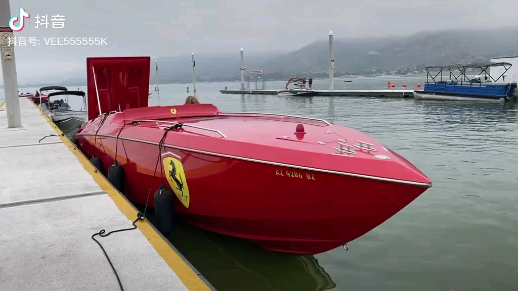 红色的法拉利快艇它来了