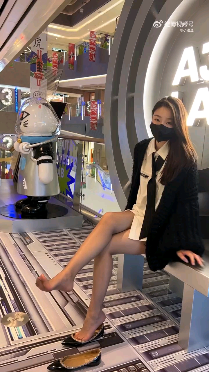 公共场合这样脱鞋晾脚不太好吧