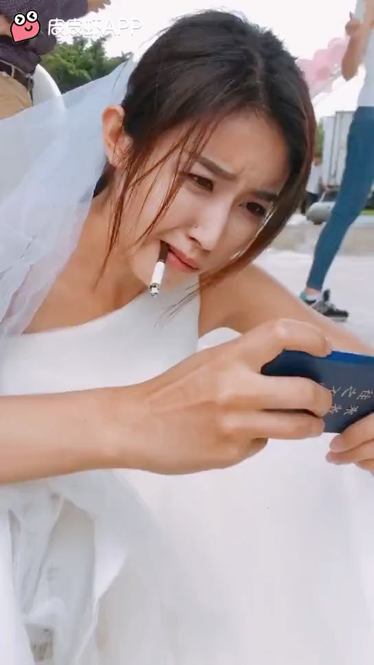 史上最尴尬接亲新娘玩手机死活不给面子新郎都无奈了ztzt