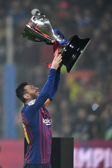 夺得他第10座西甲冠军,位居巴塞罗那队史第一,作为队长亲手捧起奖杯