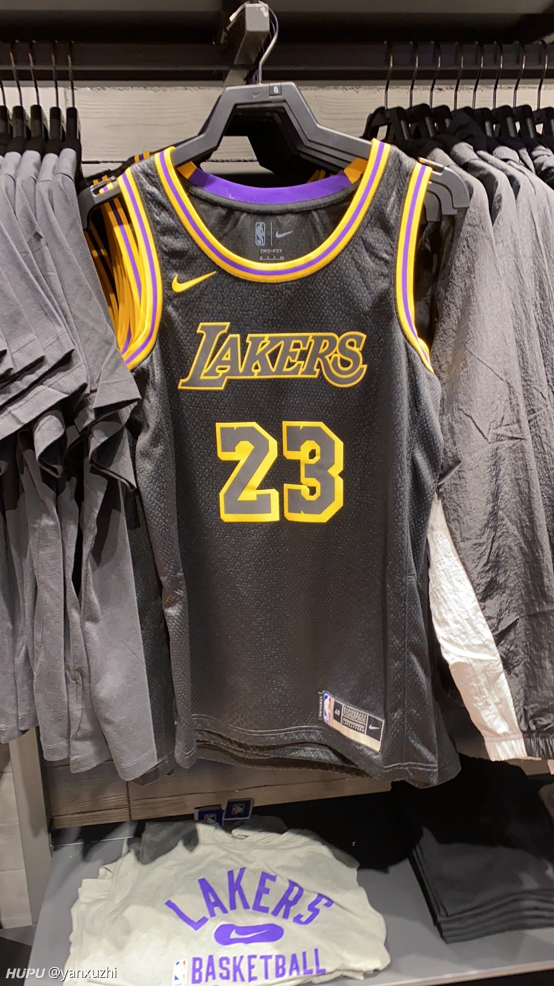 想买今年湖人曼巴球衣的朋友别着急线下铺货了