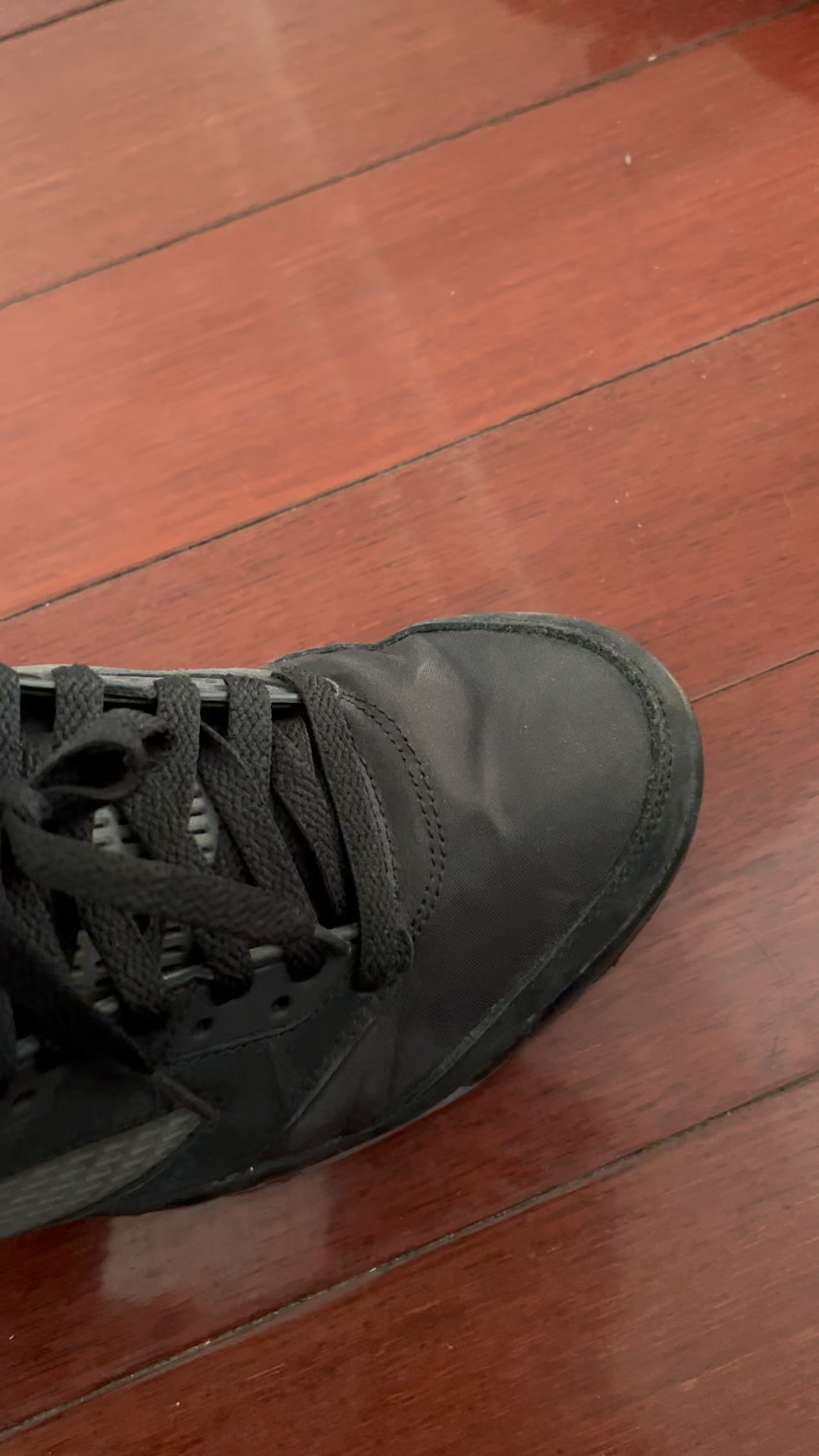 aj5黑金的尼龙鞋面一动就有声音