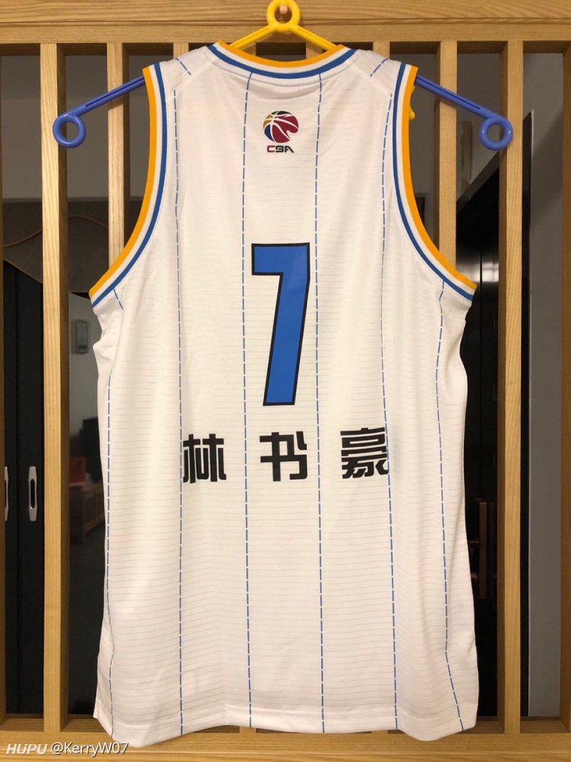 问一下大家的球衣背面的名字会偏斜一点吗?